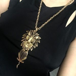 Gold necklace lion dangling, chain & pendant Leo